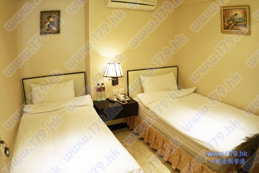 oblibe roon booking cheap motel room Golden Wave Hotel low cost guesthouse in jordan